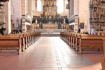 [Translate to Polski:] Hohe Domkirche Trier - Mittelgang